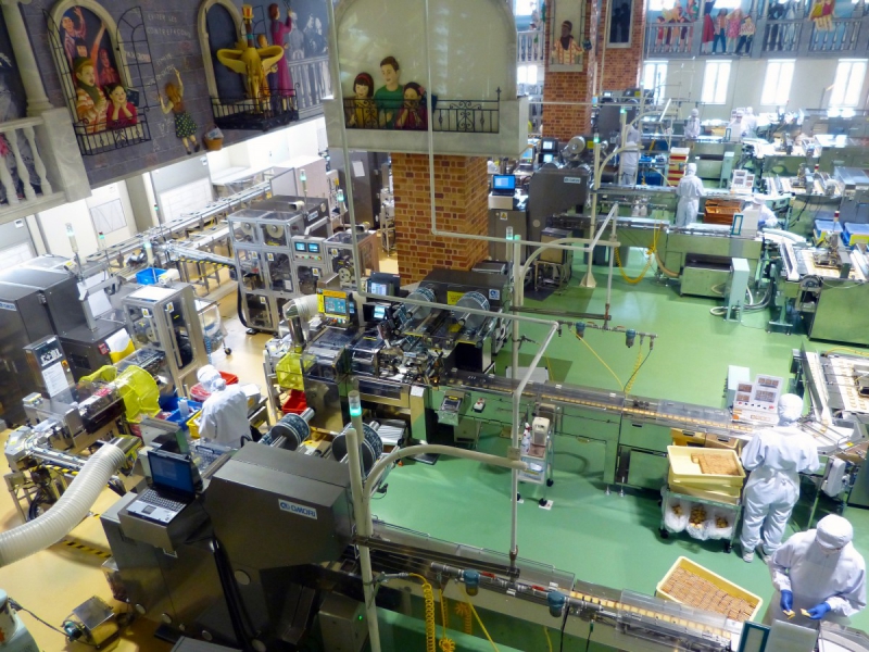 boutique-COLOMARS-min_japan_sapporo_chocolate_factory_label_packaging_cookie_machine_operators-961509